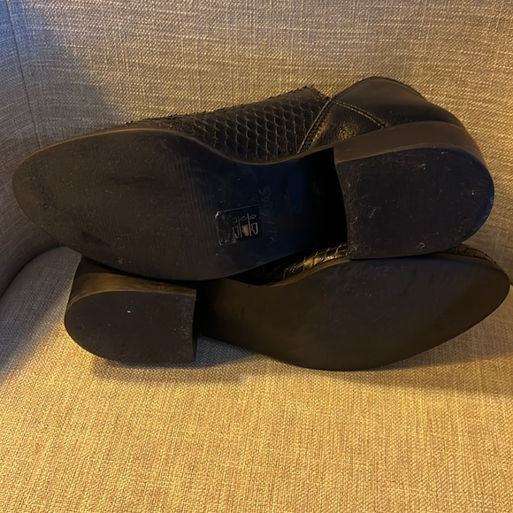 Kaanas black alligator booties size 8 - Picture 5 of 7
